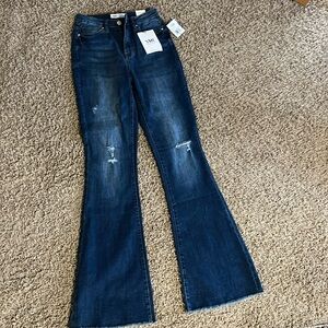 Lainey Wilson flares